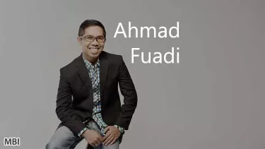 Biografi Ahmad Fuadi Penulis Buku Negeri 5 Menara